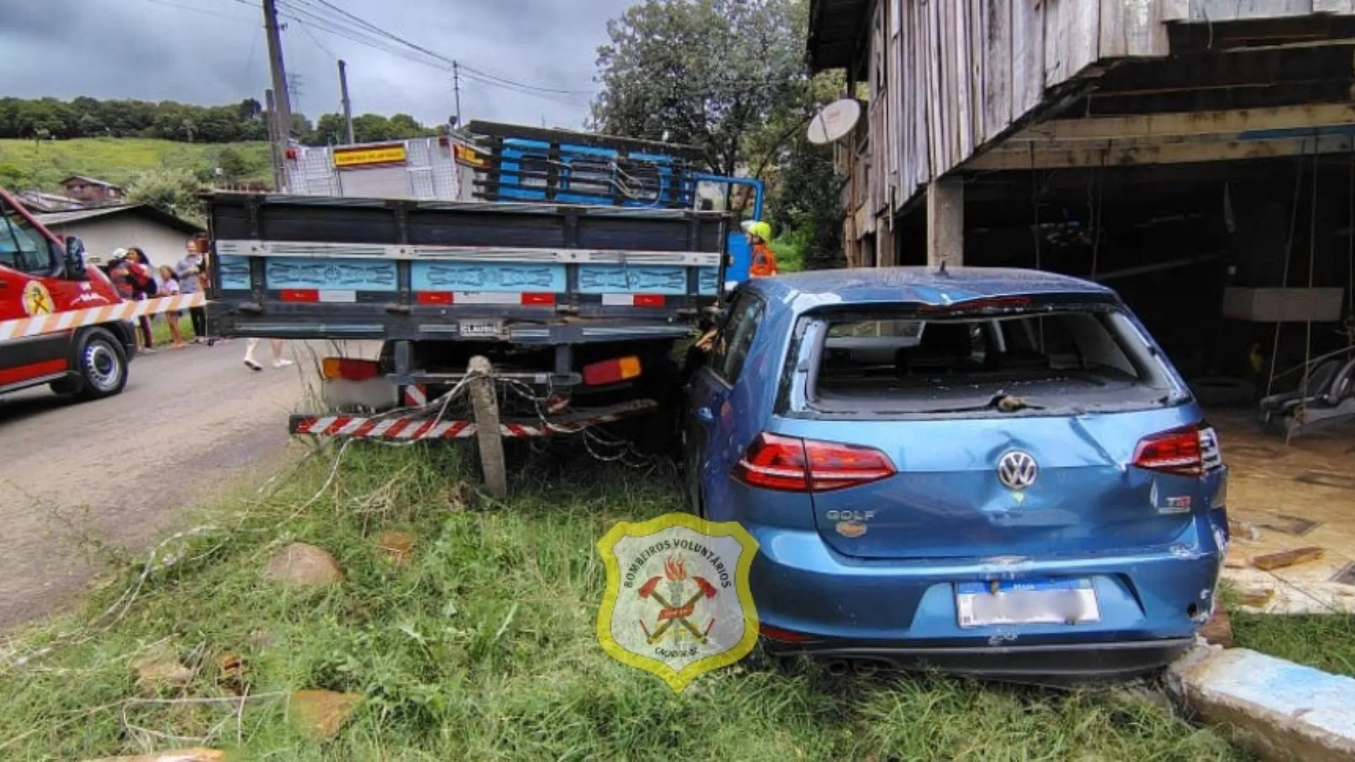 Caminhão e carro colidem e atingem casa no bairro Martello