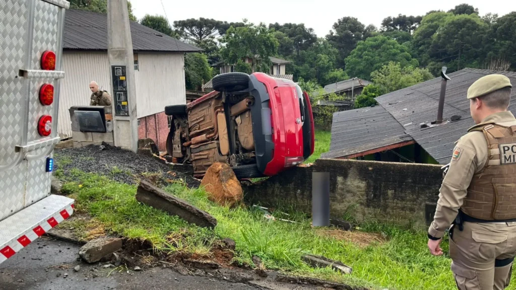 Condutora fica ferida após carro bater em muro no Rancho Fundo