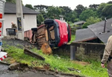 Condutora fica ferida após carro bater em muro no Rancho Fundo em Caçador