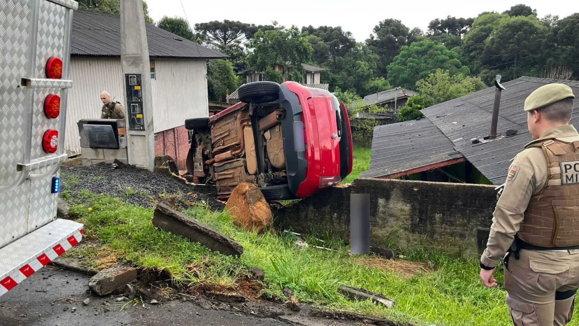 Condutora fica ferida após carro bater em muro no Rancho Fundo
