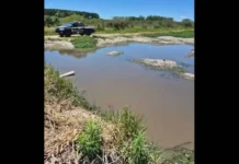 Pai mata filho por afogamento após jovem defender a mãe