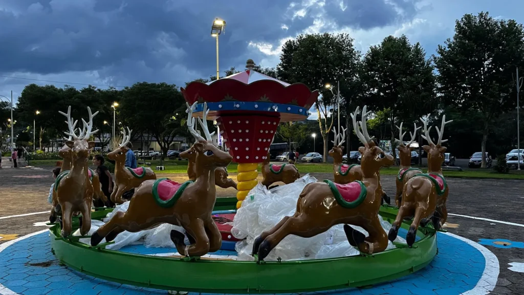 Carrossel gratuito é instalado no Parque Central de Caçador