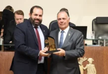Presidente da FIESC recebe homenagem da Câmara de Florianópolis