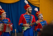 Orquestra de Brinquedos encanta no Natal da CDL Caçador
