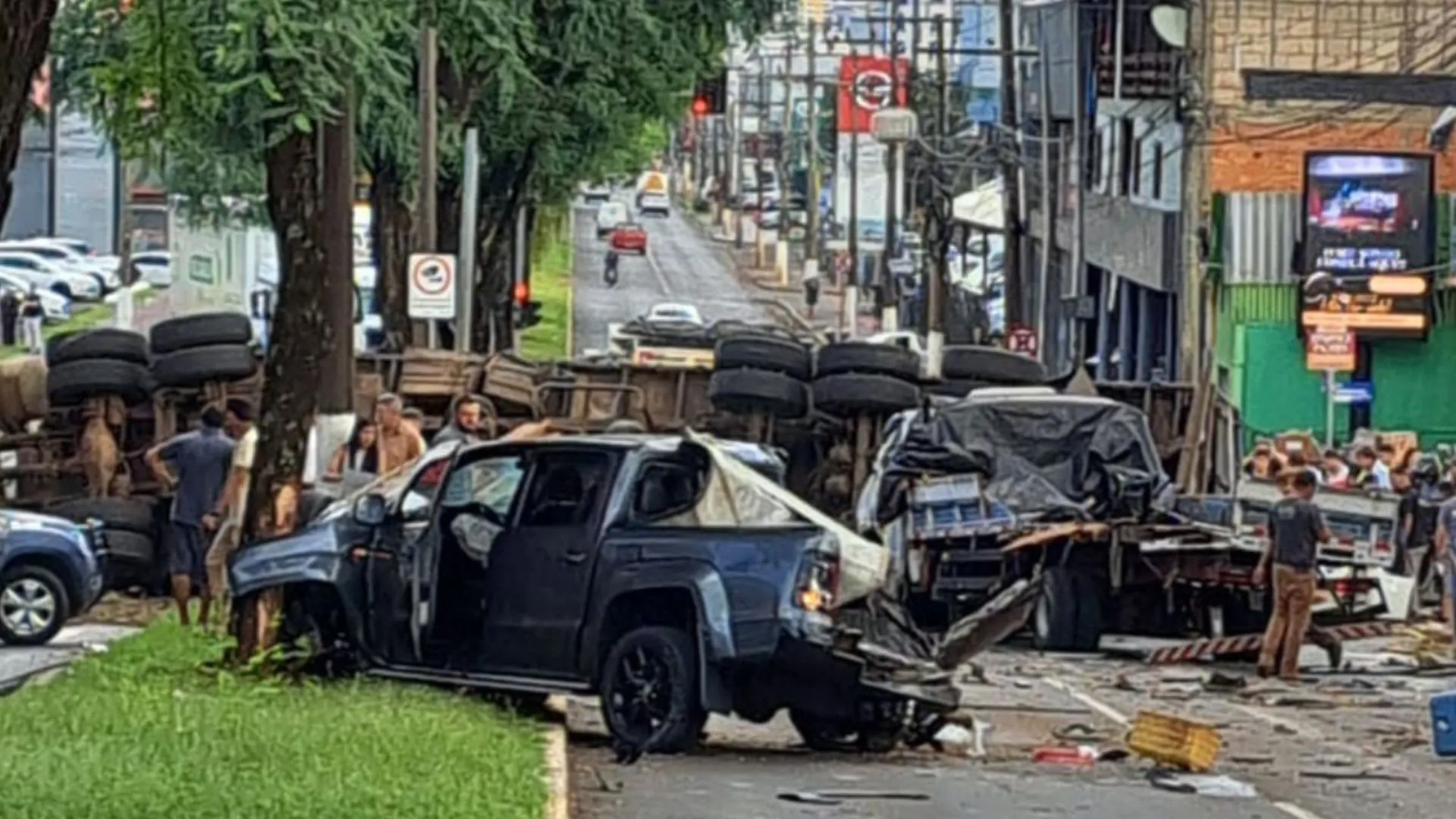 VÍDEO: Acidente grave envolve nove veículos em Chapecó
