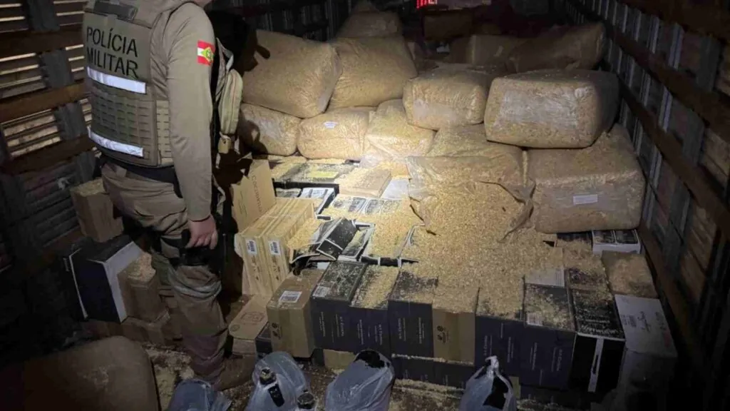 Caminhão com vinho, camarão e azeite é apreendido na SC-150 em Água Doce