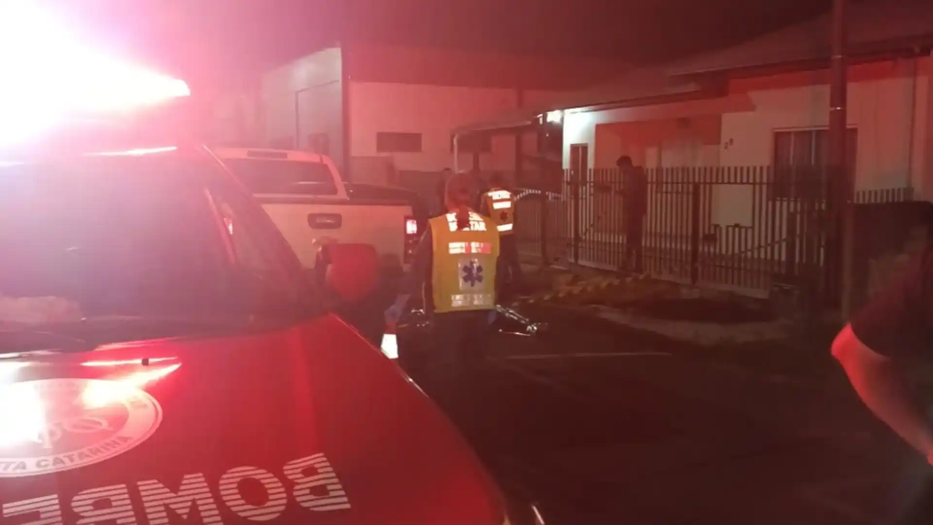 Homem morre após ser esfaqueado em frente a bar em Santa Cecília