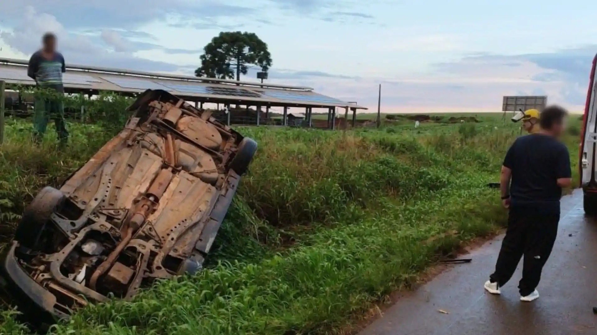 Acidente na BR-470 em Campos Novos deixa dois feridos após colisão e capotamento