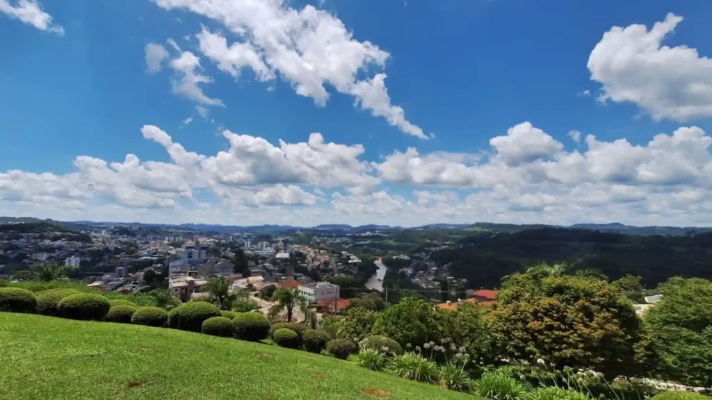 Massa de ar seco garante tempo firme e queda de temperatura em Santa Catarina