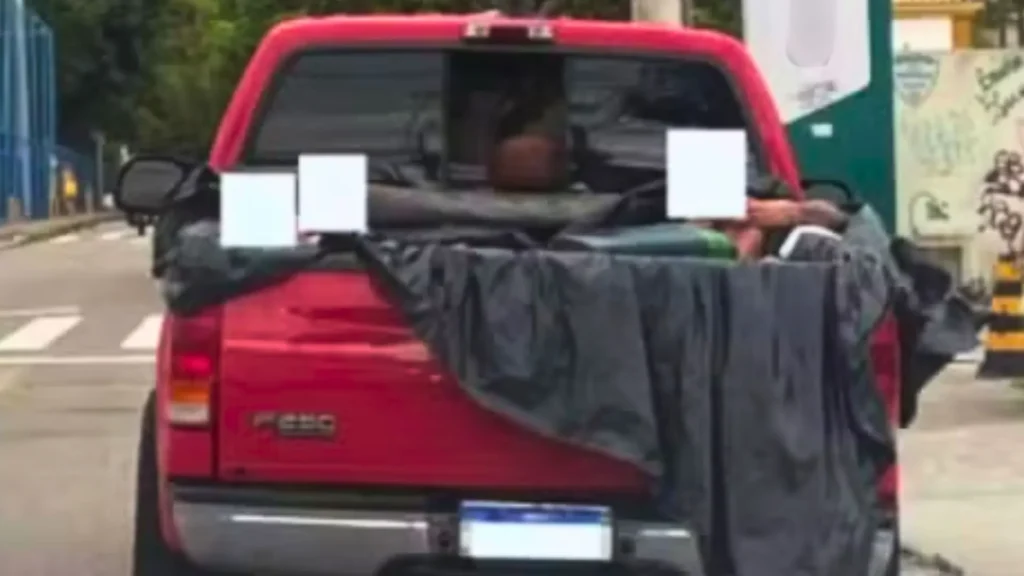 Picape com piscina improvisada na caçamba é parada pela PMRv