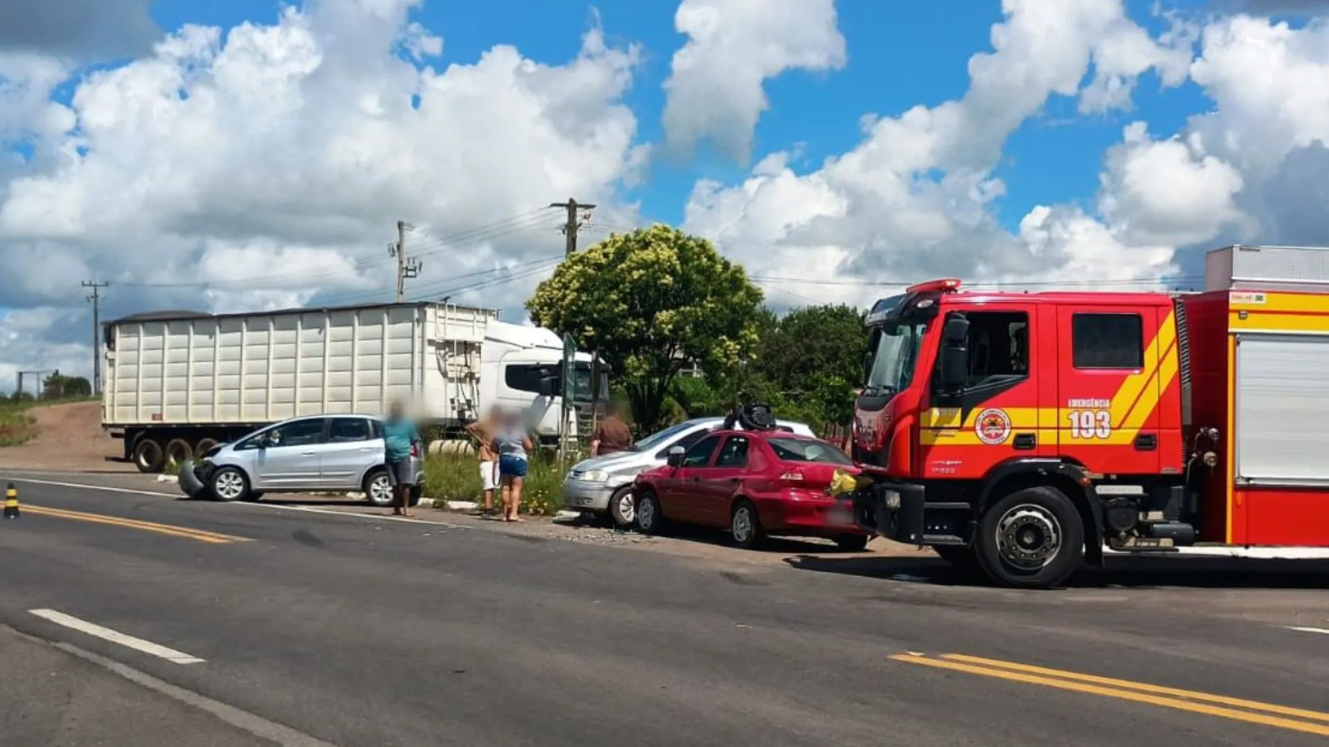 Choque entre três veículos no trevo da BR-470 deixa crianças feridas