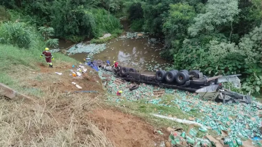 Caminhão de cerveja cai em ribanceira e 15 pessoas são presas por saque
