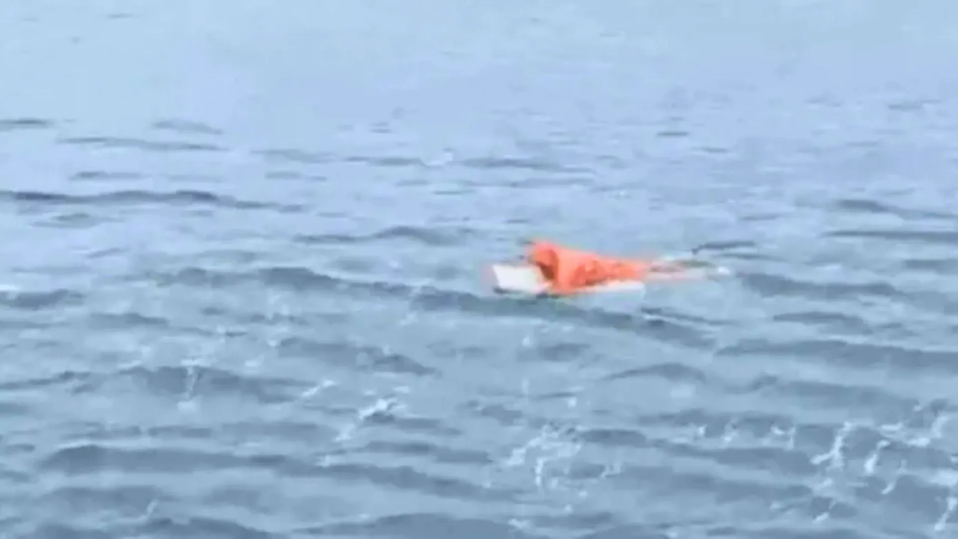 Pescador sobrevive 17 horas à deriva agarrado a porta de geladeira em SC