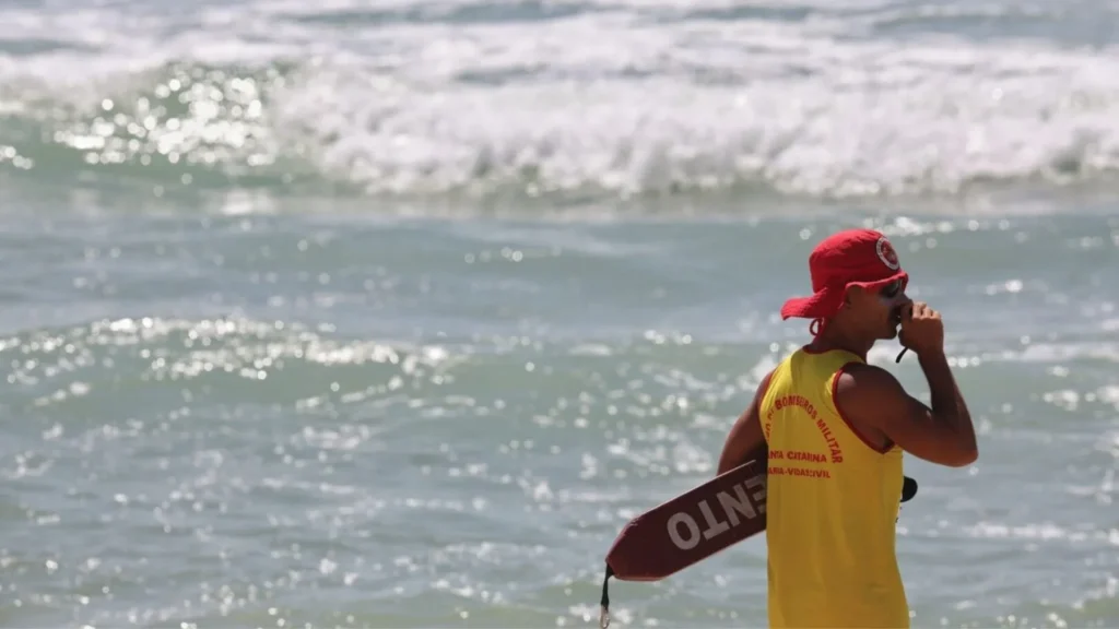 SC registra 18 pessoas salvas de afogamento por dia na temporada 2025/2026