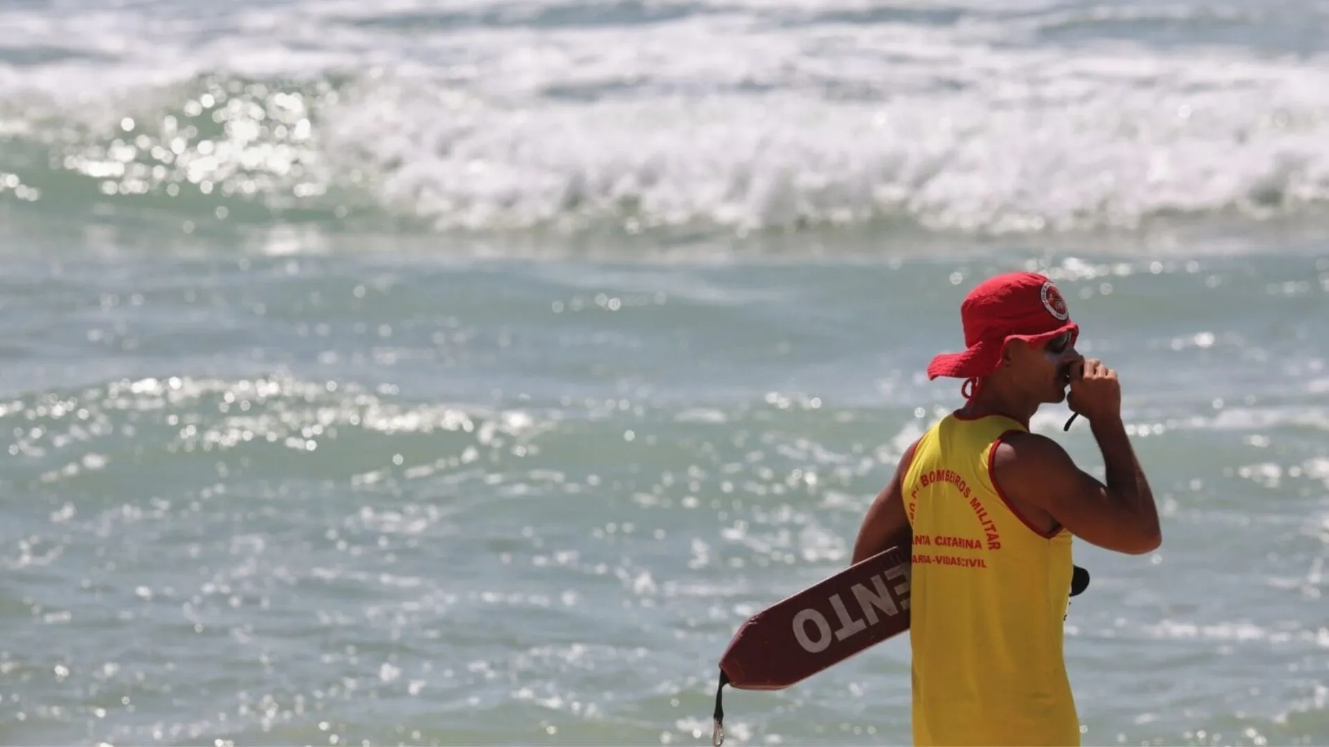 SC registra 18 pessoas salvas de afogamento por dia na temporada 2025/2026