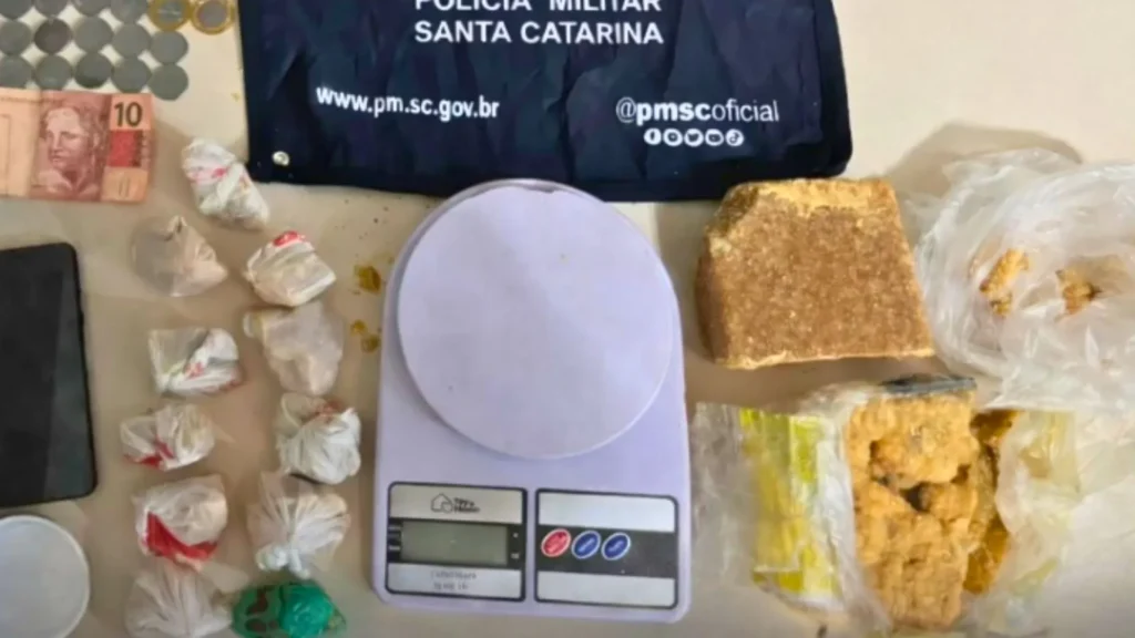 PMSC apreende 1,4 kg de crack e prende três homens por tráfico em Fraiburgo