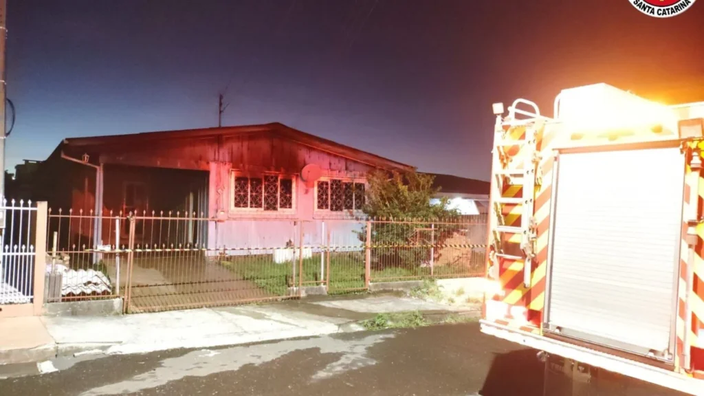 Fogo consome duas edificações de madeira em Fraiburgo