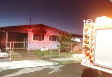 Fogo consome duas edificações de madeira em Fraiburgo