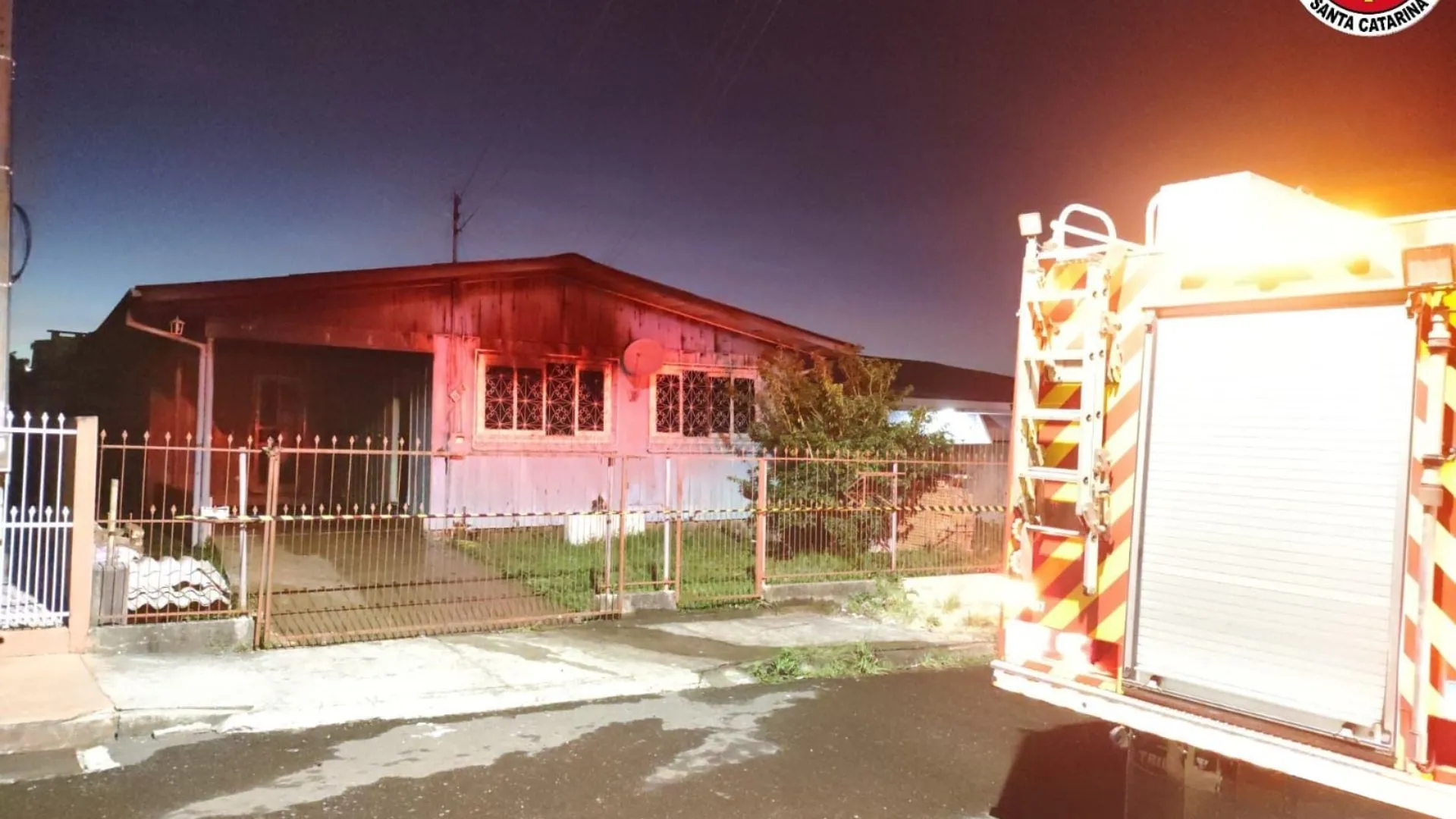 Fogo consome duas edificações de madeira em Fraiburgo