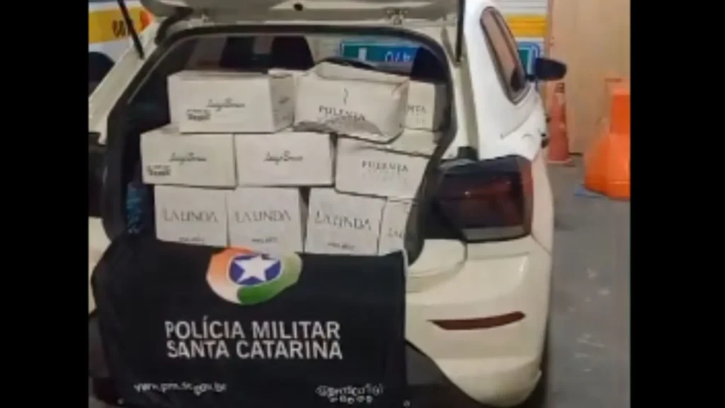 Pai e filhos são flagrados transportando mais de 130 garrafas de vinhos irregulares