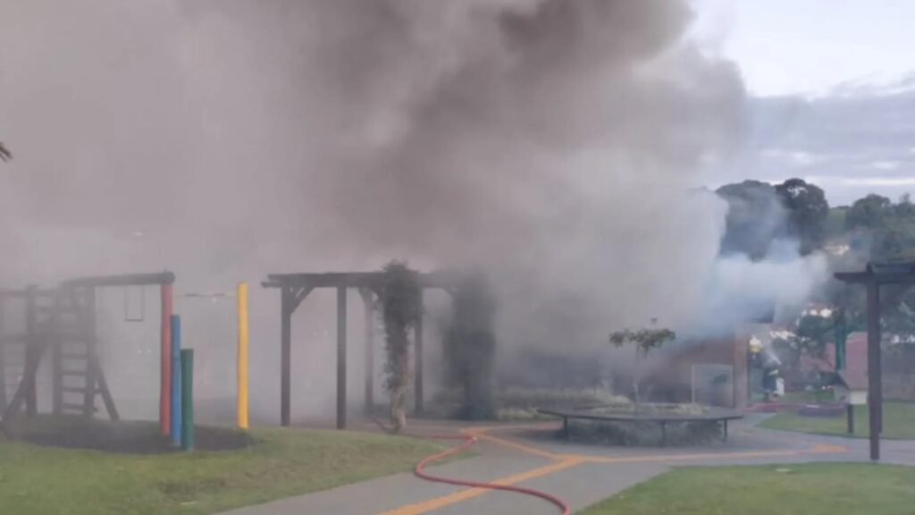 Princípio de incêndio é controlado na antiga estação da Oi em Treze Tílias