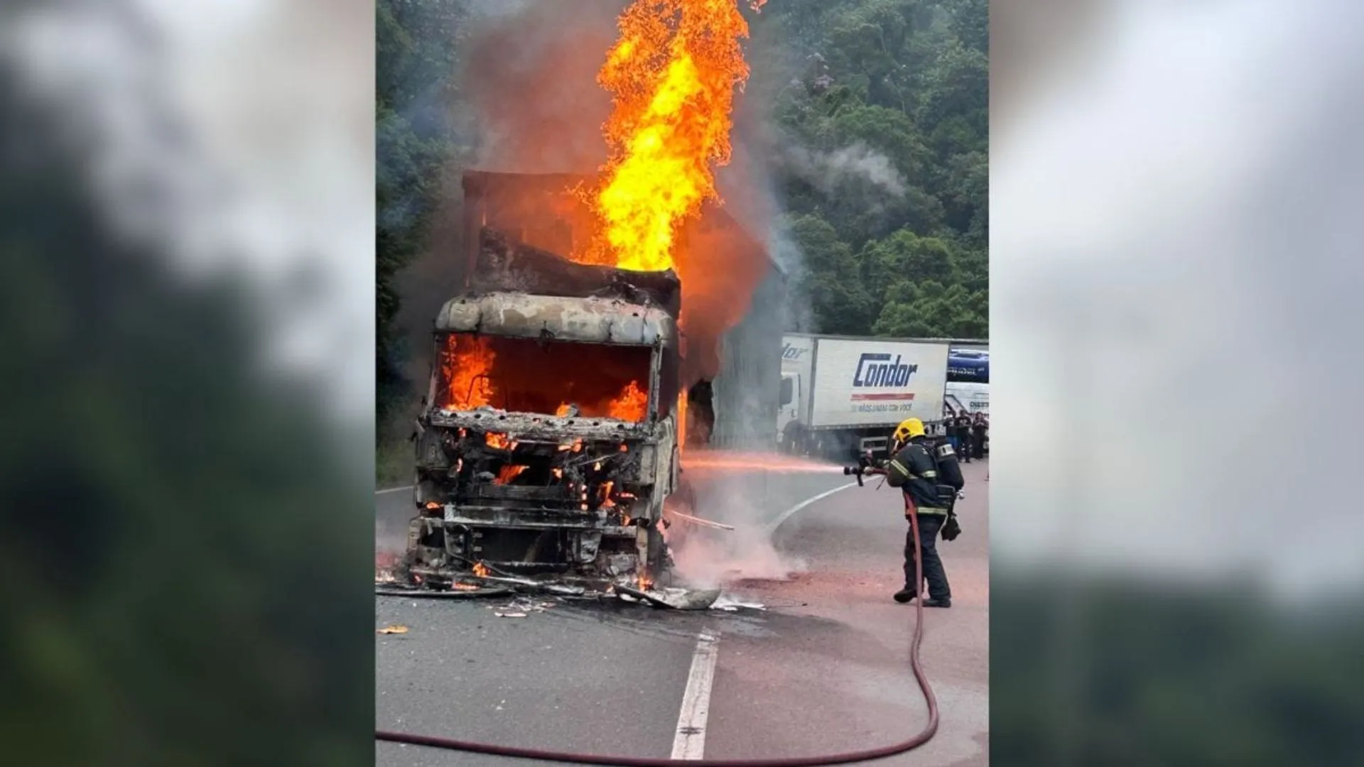 Carga de cerveja é saqueada após caminhão incendiar na BR-376