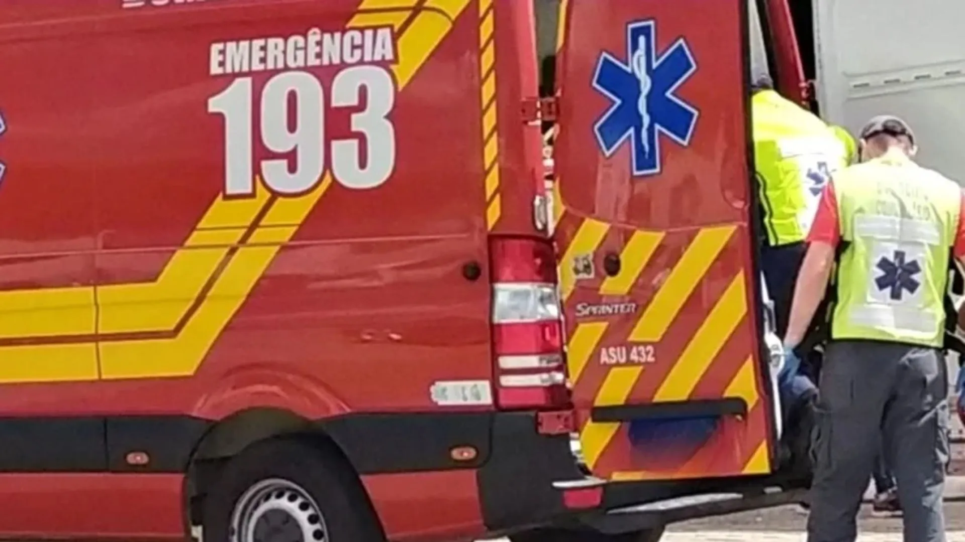 Trabalhador cai em vala de 4 metros e fica gravemente ferido