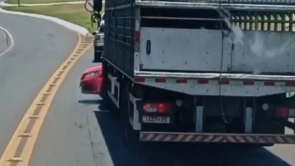 Caminhoneiro não vê carro e o arrasta por vários metros na BR-282