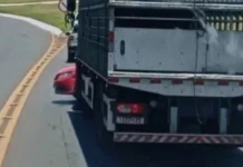 Caminhoneiro não vê carro e o arrasta por vários metros na BR-282
