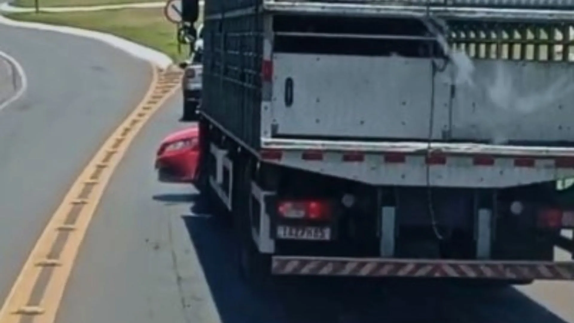 Caminhoneiro não vê carro e o arrasta por vários metros na BR-282