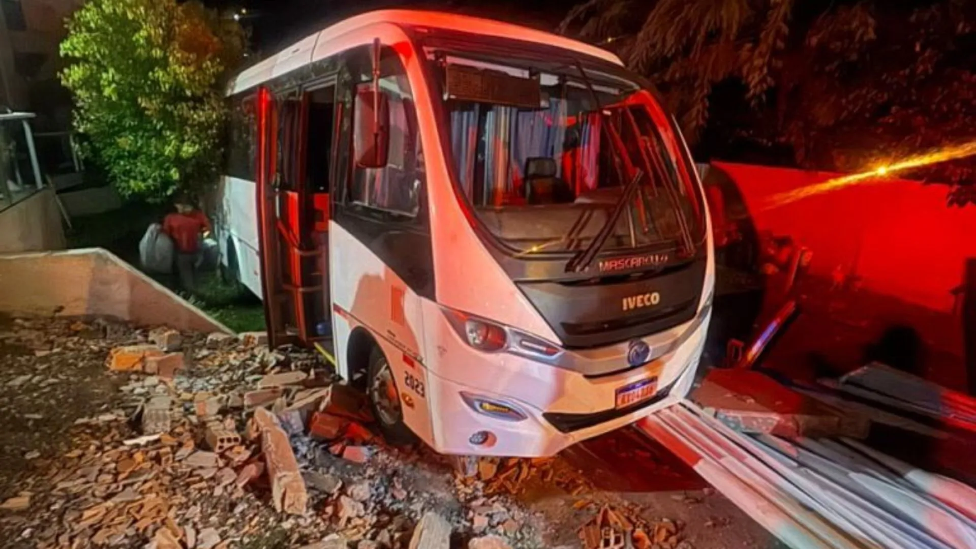 Micro-ônibus de Fraiburgo perde os freios e atropela motorista