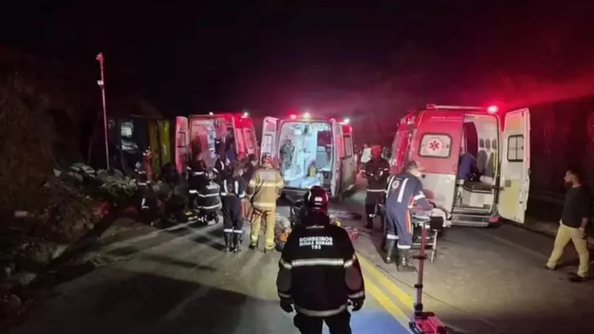 Ônibus clandestino a caminho de SC tomba e deixa 5 mortos