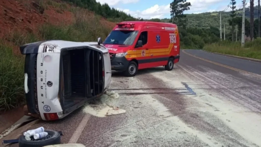 Veículo capota após desvio de ultrapassagem na SC-135