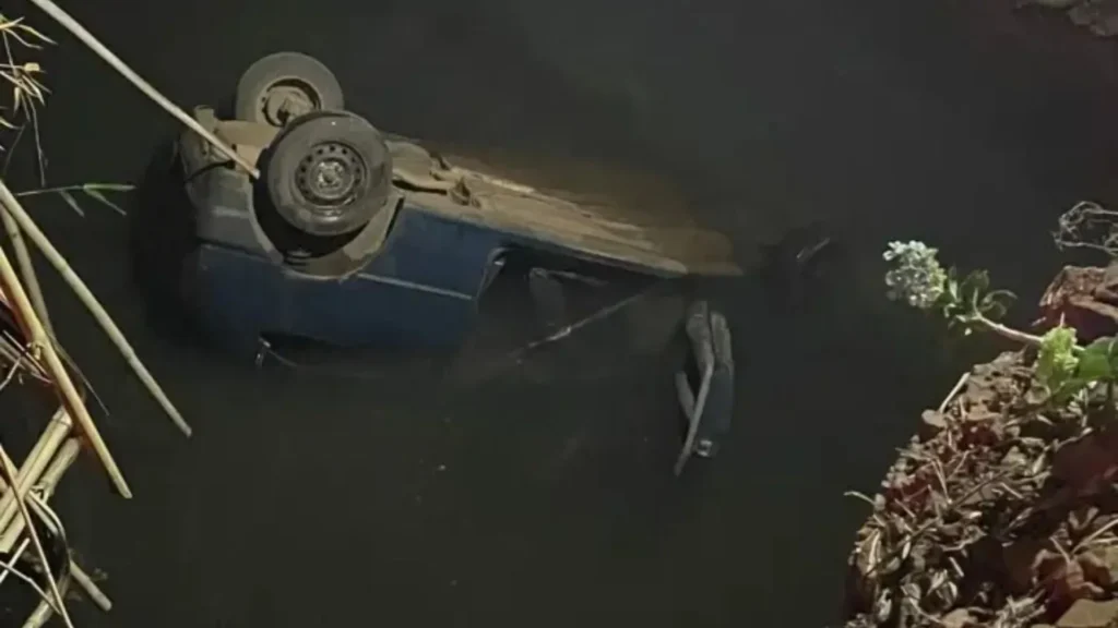 Motorista de 55 anos é resgatado por familiares após carro cair em riacho