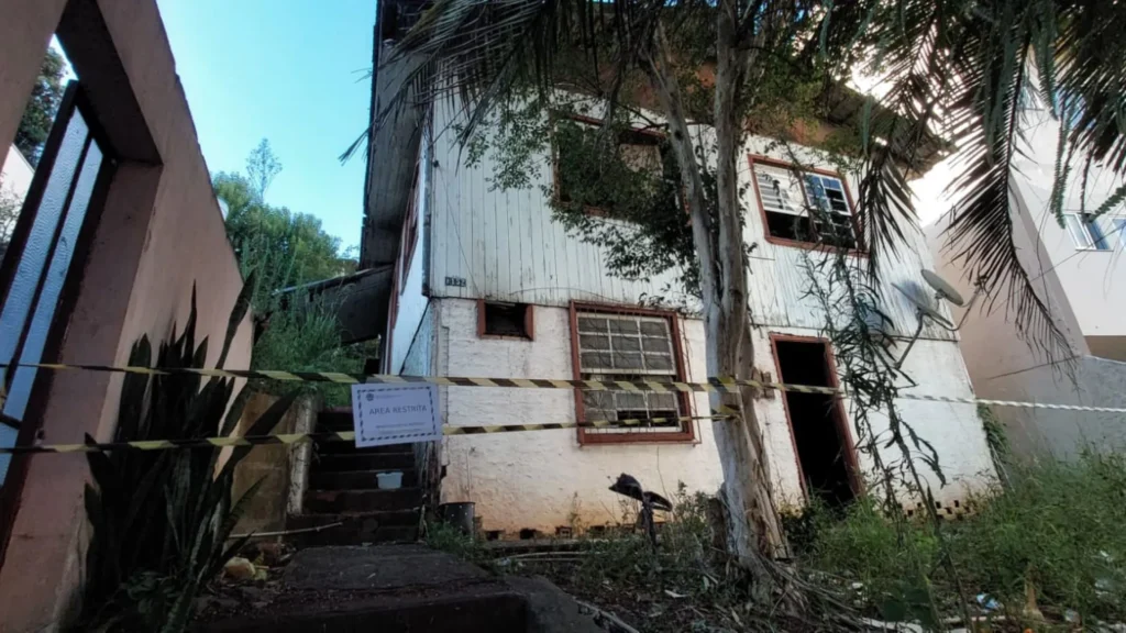 Casa de madeira pega fogo no Centro de Videira
