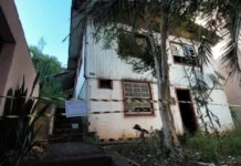Casa de madeira pega fogo no Centro de Videira