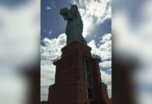 Maior estátua da Havan do Brasil está em SC e tem elevador com vista para o mar