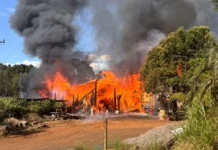 Incêndio de grandes proporções destrói casa e barracões no interior de Videira