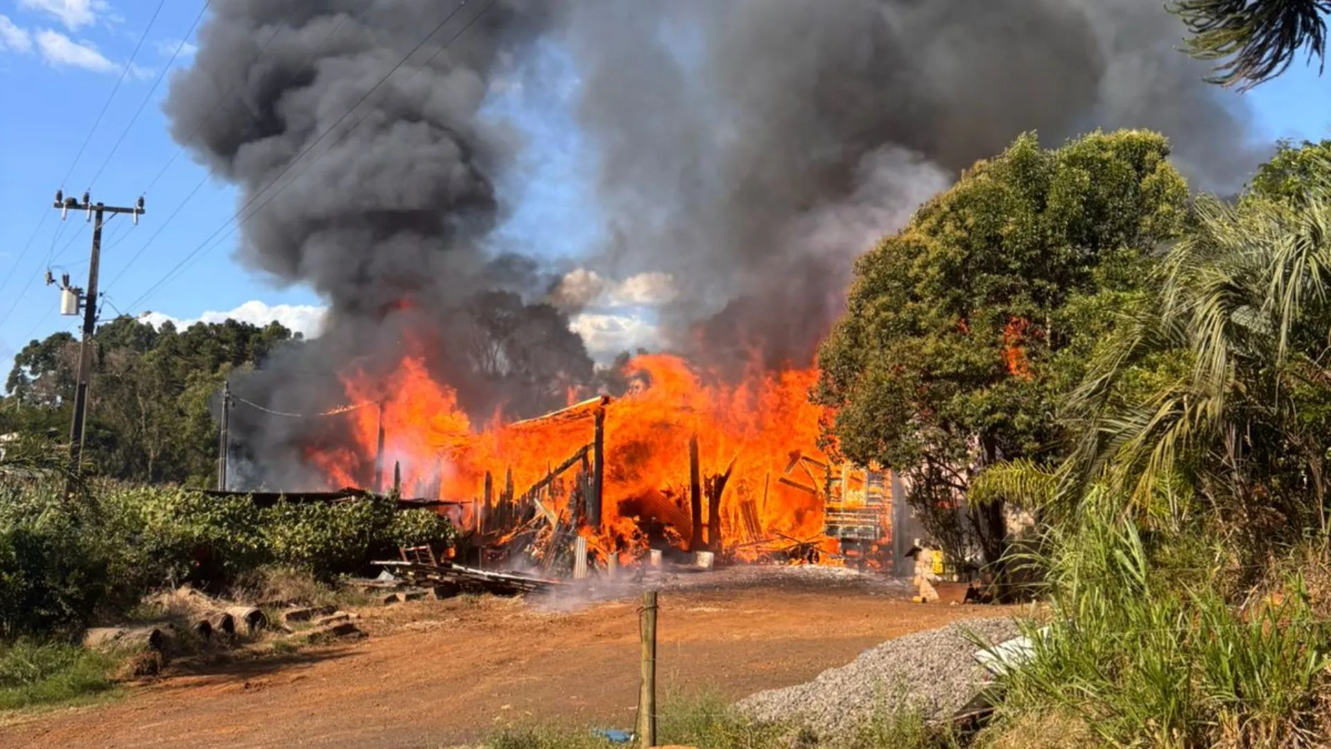 Incêndio de grandes proporções destrói casa e barracões no interior de Videira