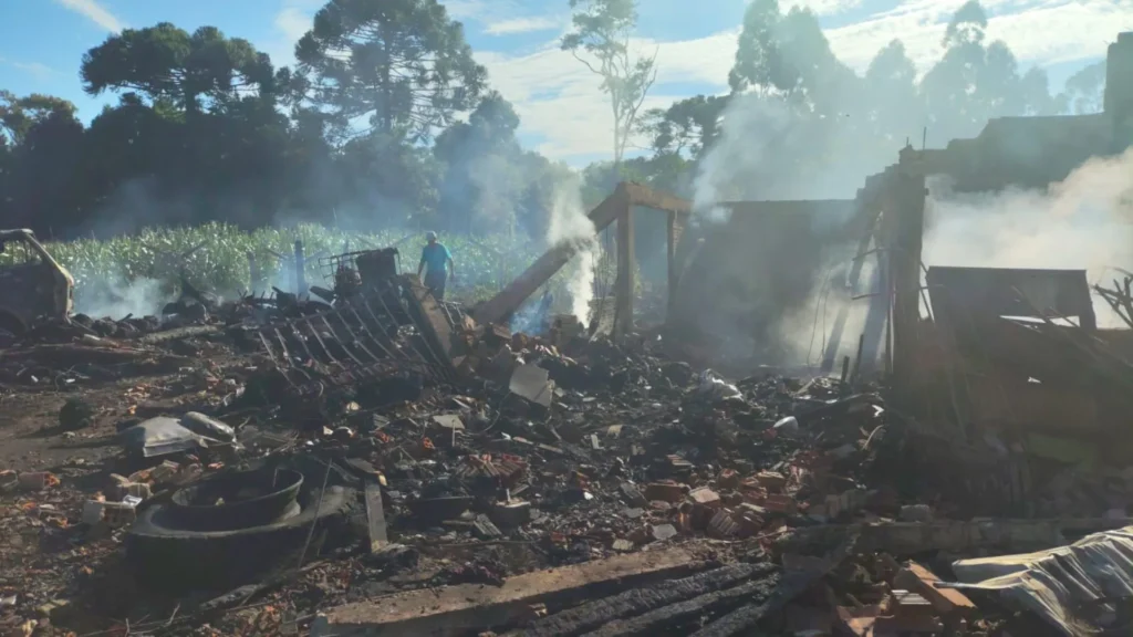 Ajude a família de Linha São José que perdeu tudo em incêndio