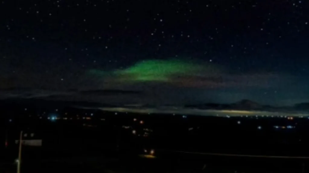 Aurora austral ilumina o céu de cidade em SC e encanta todos