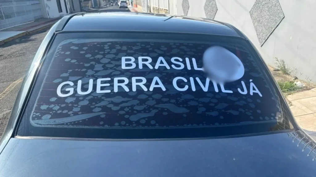 Homem que adesivou carro com símbolo nazista é denunciado pelo MP