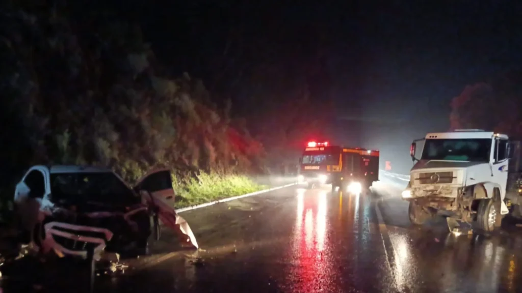 Colisão frontal entre carro e caminhão deixa família ferida na BR-116