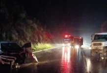 Colisão frontal entre carro e caminhão deixa família ferida na BR-116