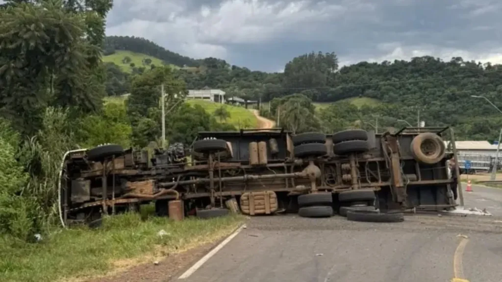 Motorista morre após caminhão com placas solares tombar na SC-155