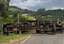 Motorista morre após caminhão com placas solares tombar na SC-155