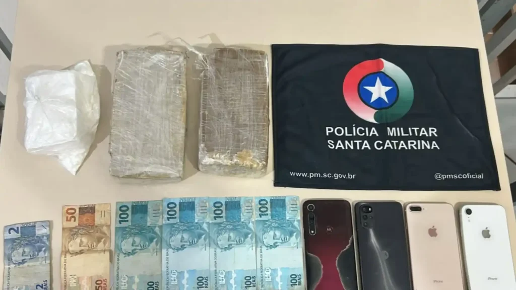 Polícia Militar prende casal por tráfico de drogas e apreende crack e cocaína em Videira