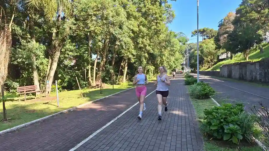 Especialistas orientam cuidados com atividade física e alimentação no verão