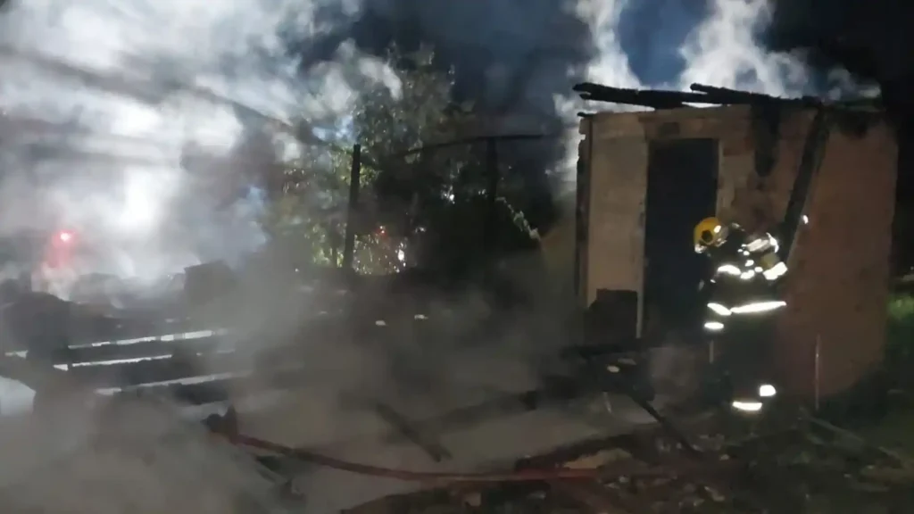 Incêndio destrói residência no interior de Videira e deixa morador com queimaduras leves