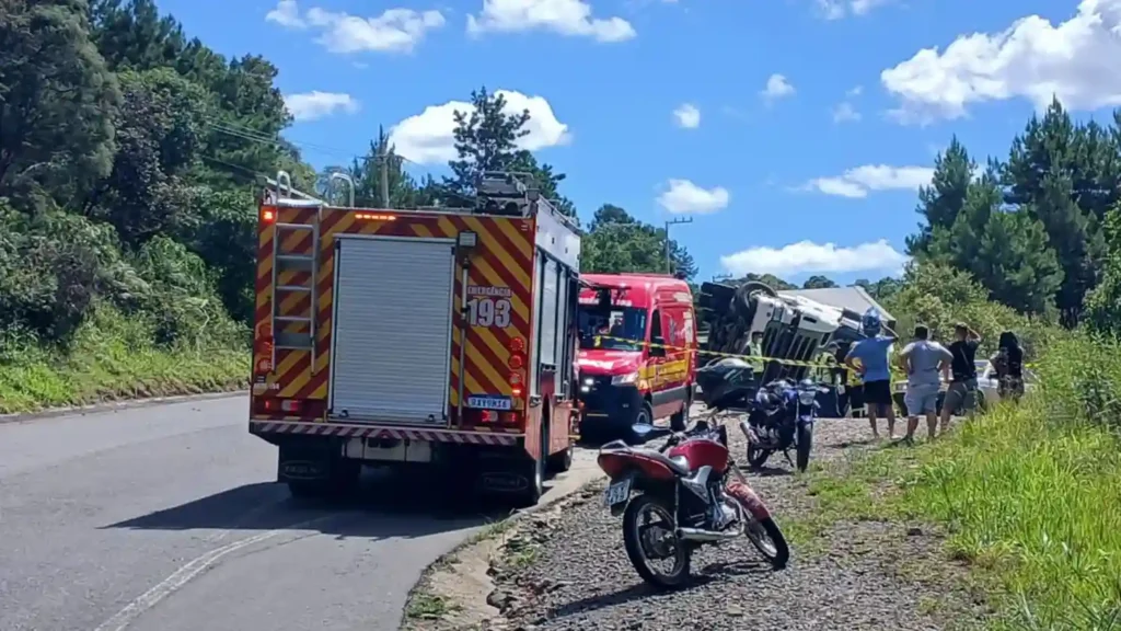 Acidente com carreta deixa dois mortos na SC-135